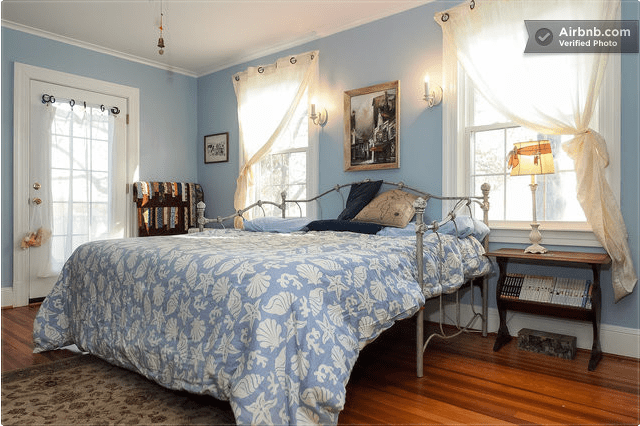 Blue Willow, sleeps 2 with balcony, one king or 2 twins, shared 2nd floor bath